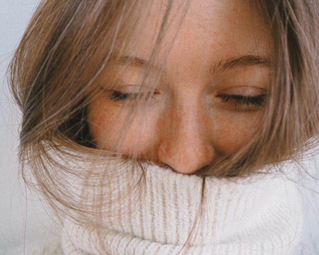 girl experiencing cold symptoms